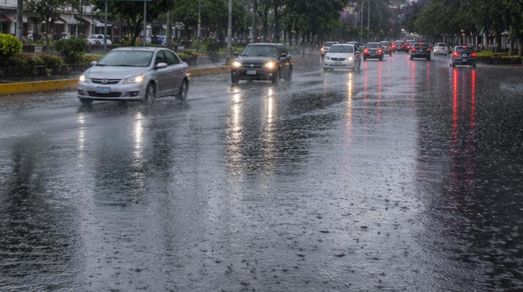 Tormenta nocturna colapsa Morelos: reportan múltiples choques, inundaciones y vialidades cerradas