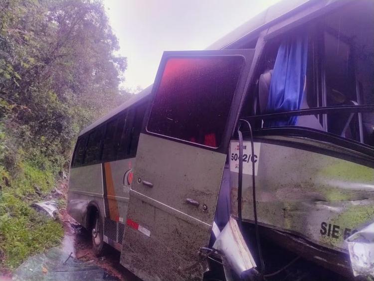 Ônibus com 22 crianças bate contra barranco após caminhão invadir pista na SC-390