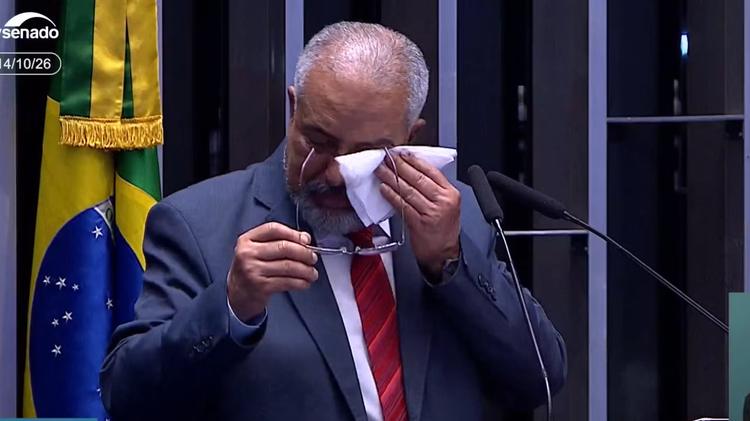 Senador do RS que propôs mudança de escala na Constituição de 88 chora com aprovação do fim da 6x1