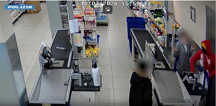 torino rapina al supermercato con coltello