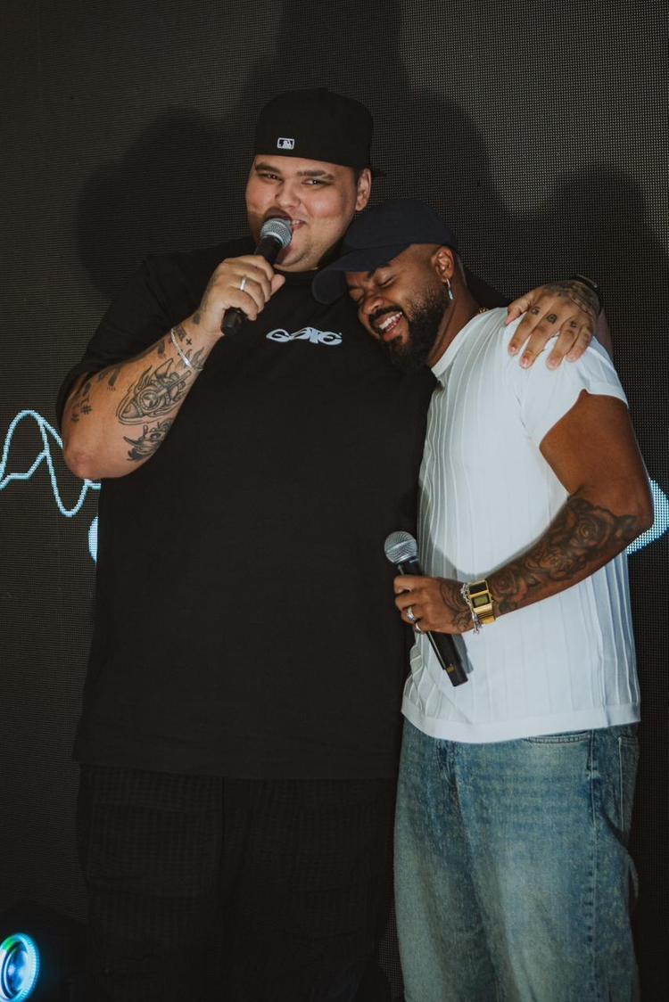 Diggo Recebe Menos é Mais de Surpresa Em Show Em Bar de Petrolina 