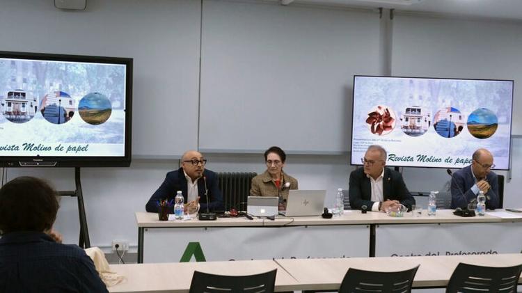 El alcalde de Baza, Pedro J. Ramos, acompañó la presentación de la revista digital “Molino de papel”