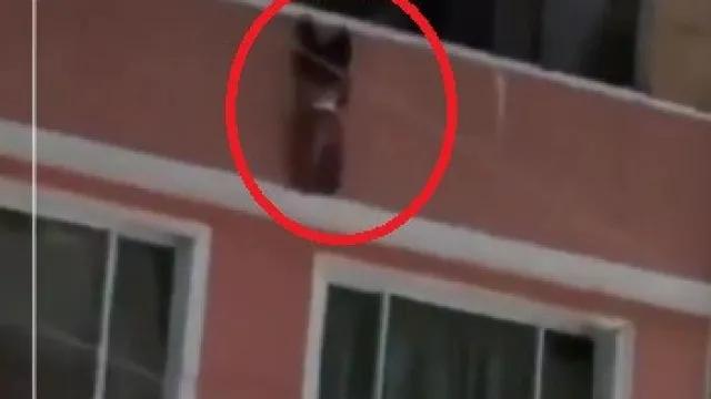 Menino de 2 anos cai de varanda e é salvo por vizinhos na Colômbia; vídeo