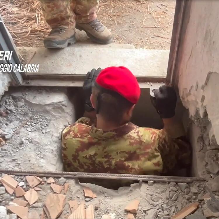 Scoperto un bunker per i latitanti con botola elettrica nella Locride