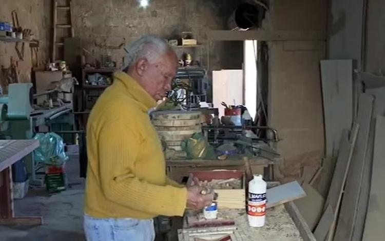Aos 83 anos, artesão de MG usa pés de café para fazer móveis e peças de decoração