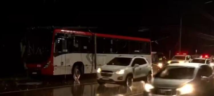 Motorista bate em poste, e ônibus para às margens do Rio Paraibuna, em Juiz de Fora