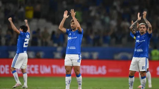 Cruzeiro e Atlético-MG empatam em noite de golaços e queda feia no Mineirão