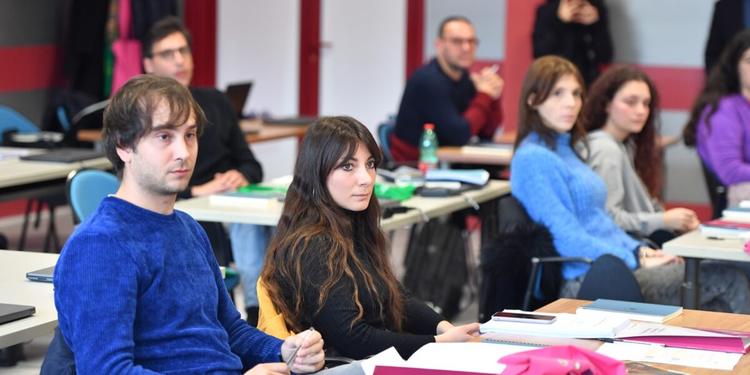 Cinema, un corso gratuito per sarte e aiuto costumisti: 15 posti messi a disposizione dalla Fondazione Calabria Film Commission