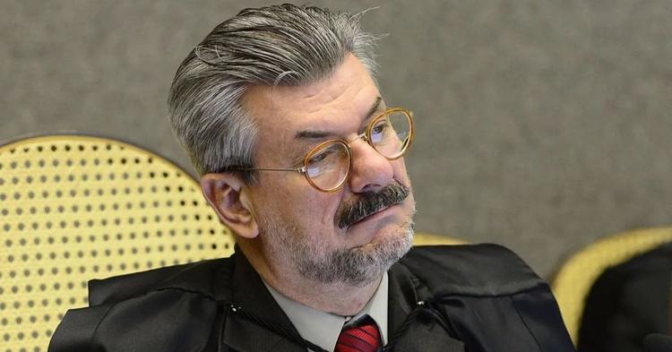 Ministro investigado por assédio em praia de Balneário Camboriú tem salário reduzido pelo STJ; valor ultrapassava R$ 100 mil