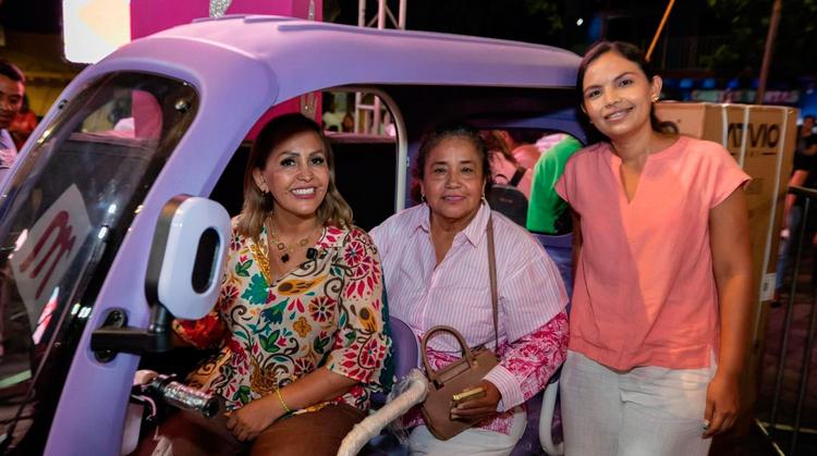 Nancy Gómez celebra a las mamás de Tlaltizapán con regalos y música de "El Coque" Muñiz