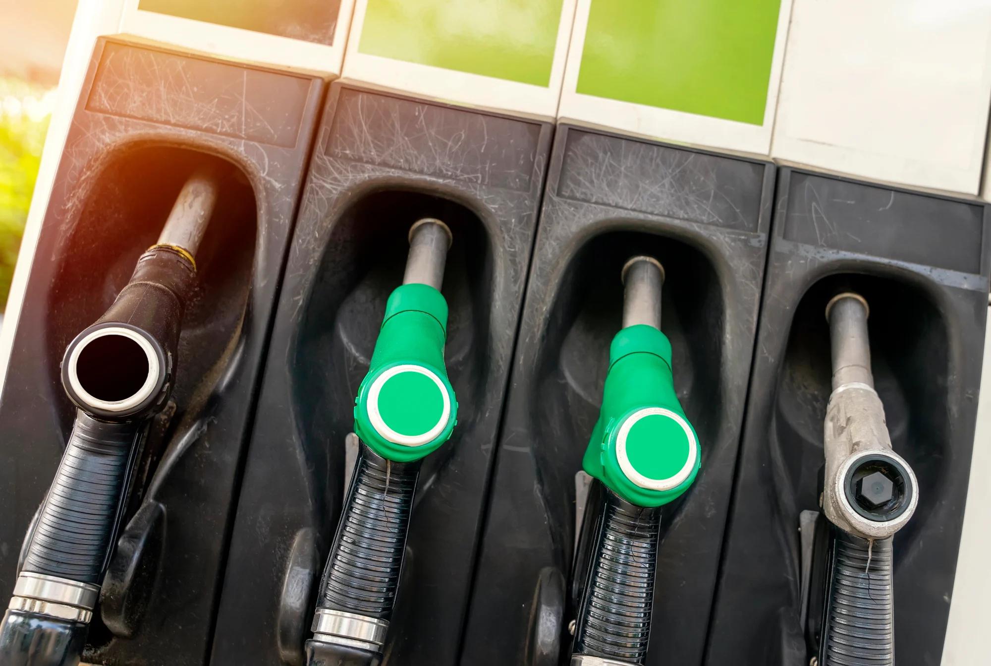 Carburanti, camion fermi alle raffinerie di Napoli: distributori a secco nel Salernitano