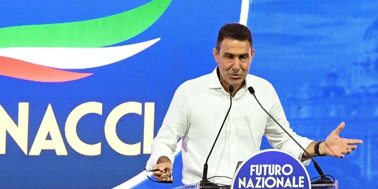 Vannacci cresce ancora. "I sondaggi? Preferisco fare come Churchill. Teniamo duro"