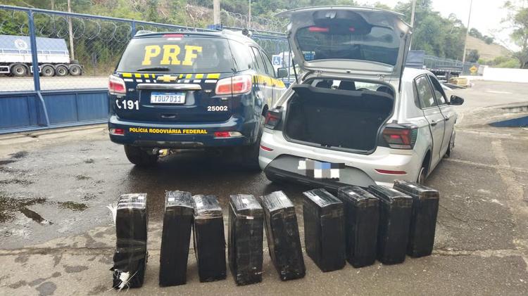 Perseguição na BR-267 termina com apreensão de 230 kg de maconha em Juiz de Fora