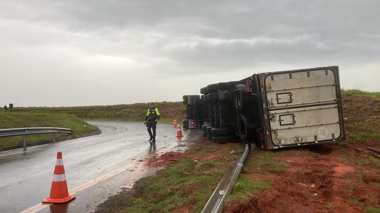 Caminhão com 9 toneladas de chocolate tomba no Anel Viário e deixa uma pessoa ferida em Campinas