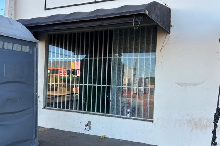 Tentativa de execução termina com suspeito morto e três feridos em tabacaria de Campo Grande