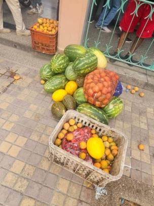 حصري حملة مراقبة بساحة جامع الفنا تنتهي بإتلاف 400 كيلوغرام من مواد غذائية فاسدة
