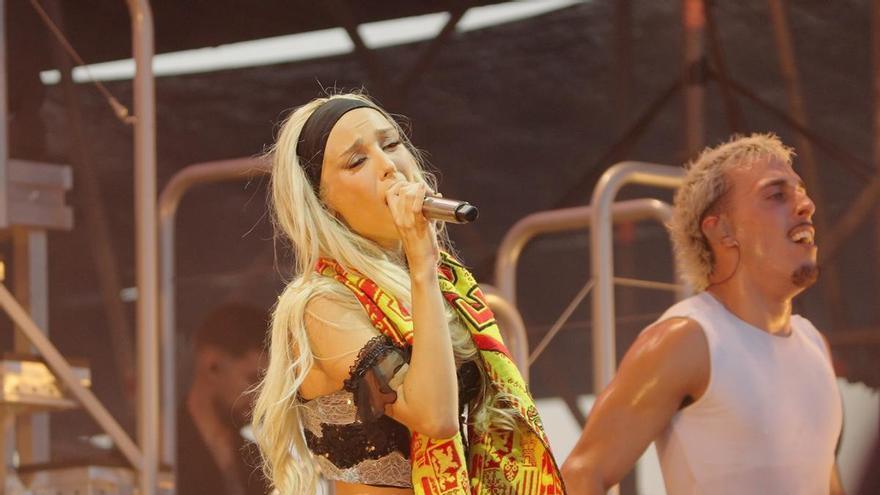 Ana Mena para en seco su concierto en Málaga por el gol que metió a España en semifinales del Mundial: "¡Gol de España!"