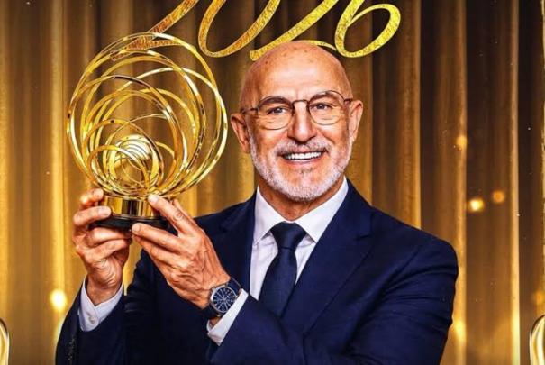 دي لا فوينتي يحصد جائزة أفضل مدرب في العالم