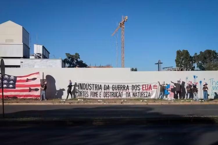 MST assume autoria de vandalismo na embaixada dos EUA em Brasília