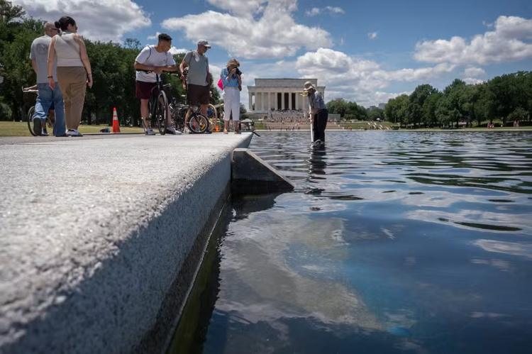 Trump tenta atribuir problemas em espelho d'água em Washington a vandalismo, sem apresentar provas