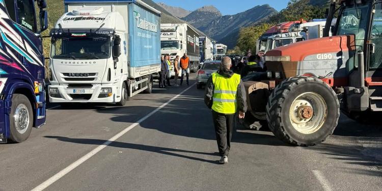 Tir e trattori, la protesta al sud non si ferma e il gasolio vola a 2,3 euro. Fedralog: «Pronti ad andare a Roma»