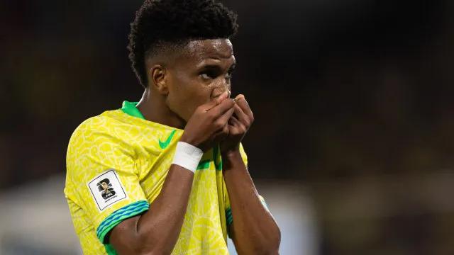 Lesão na coxa pode tirar Estêvão da Copa do Mundo