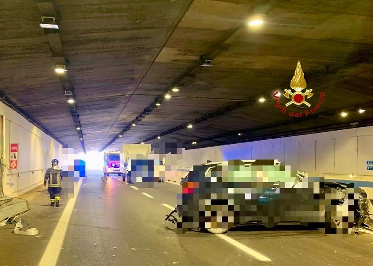 Scanzano Jonico: scontro in galleria tra auto e furgone, un ferito