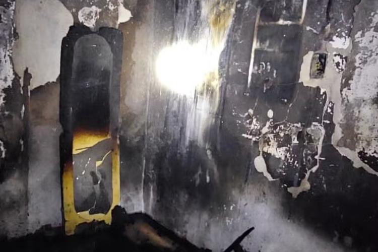 Incêndio em residência deixa moradores desalojados em Juiz de Fora