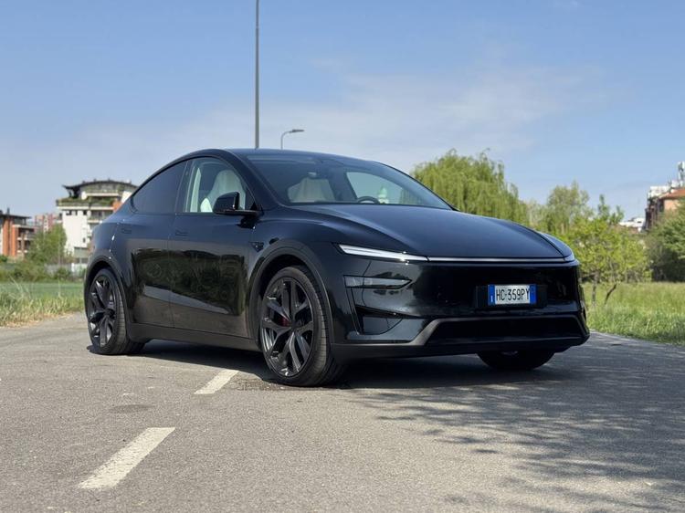 Tesla Model Y Performance: bastano 460 cv per il SUV definitivo? Poco importa che sia elettrico