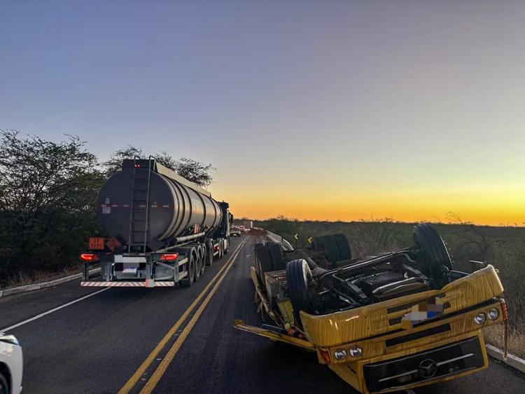 Caminhão tomba em ponte na BR-428 em Santa Maria da Boa Vista