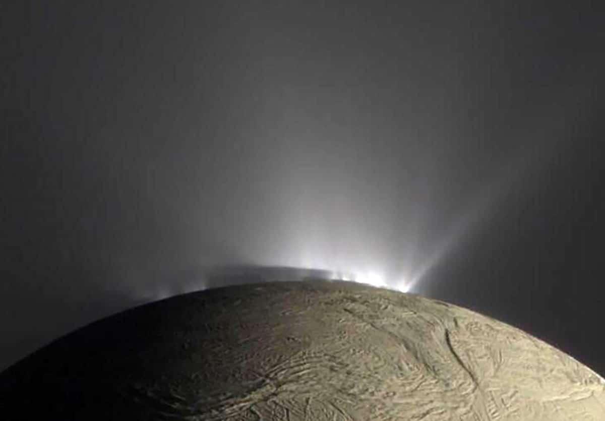 Neue Hoffnung auf Lebensspuren in Geysirfontänen auf Saturnmond Enceladus