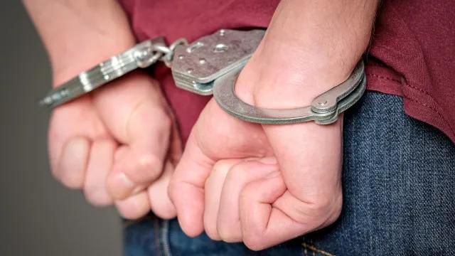 Polícia prende pai flagrado chutando filha de três anos no PR