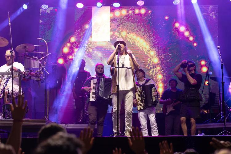 Falamansa tem show interrompido no Polo Azulão após corte de som no São João de Caruaru