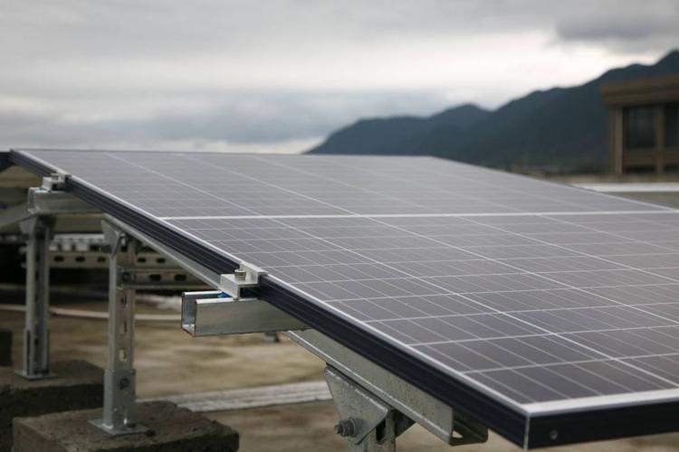 Fotovoltaico per le famiglie a basso reddito: come funziona il Reddito Energetico Nazionale