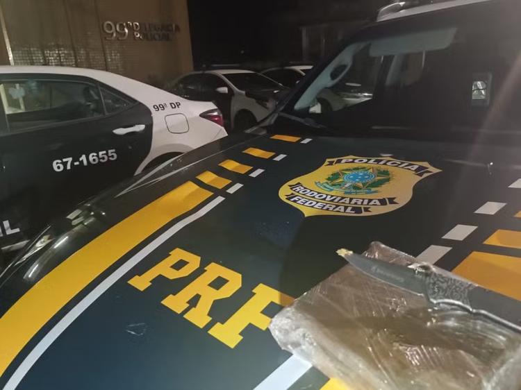 Passageira é presa com quase 1 kg de haxixe em ônibus na Via Dutra, em Itatiaia