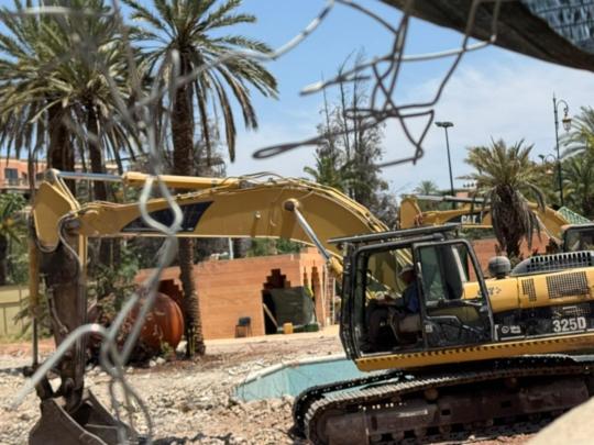 بالصور تقدم عملية هدم فندق البرج استعدادا لتشييد فندق جديد بالحي الشتوي