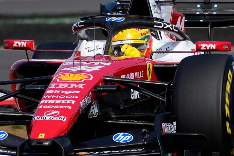 F1, re Hamilton domina a Silverstone: pole nella sprint e primo nelle libere