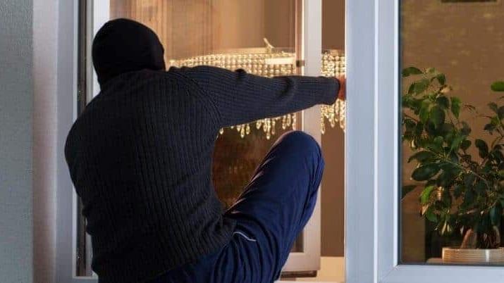 Nîmes : il profite d'une fenêtre ouverte en pleine nuit pour cambrioler un logement avant d'être interpellé