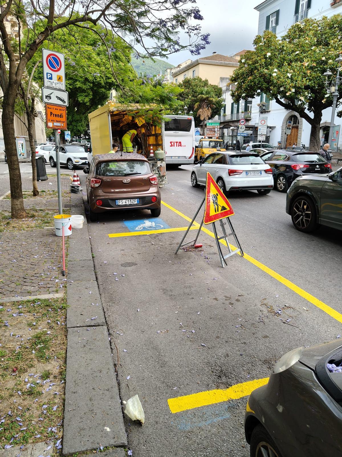 Salerno, parte il piano di rifacimento della segnaletica stradale: si comincia da via Roma
