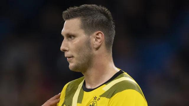Zagueiro do Borussia Dortmund anuncia aposentadoria aos 30 anos após lesões