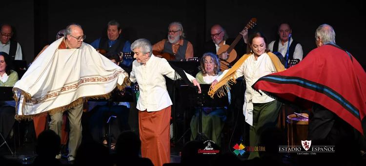 “Las canciones vuelan como pájaros” celebró los 50 años de la Rama de Folklore Chileno