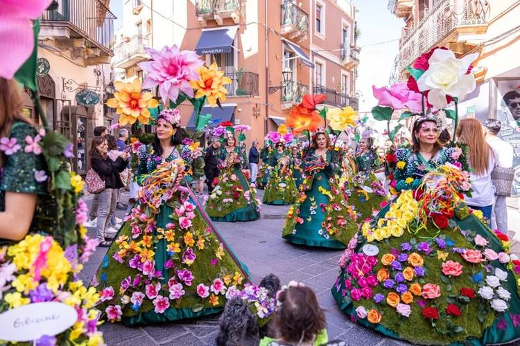 🌸 Taormina in fiore, ieri più che mai. Durante la Festa della Primavera, Corso Umberto si è trasformato in un palcoscen...