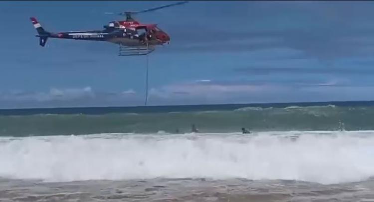 Banhistas são salvos de afogamento por dupla lançada de helicóptero no mar; VÍDEO