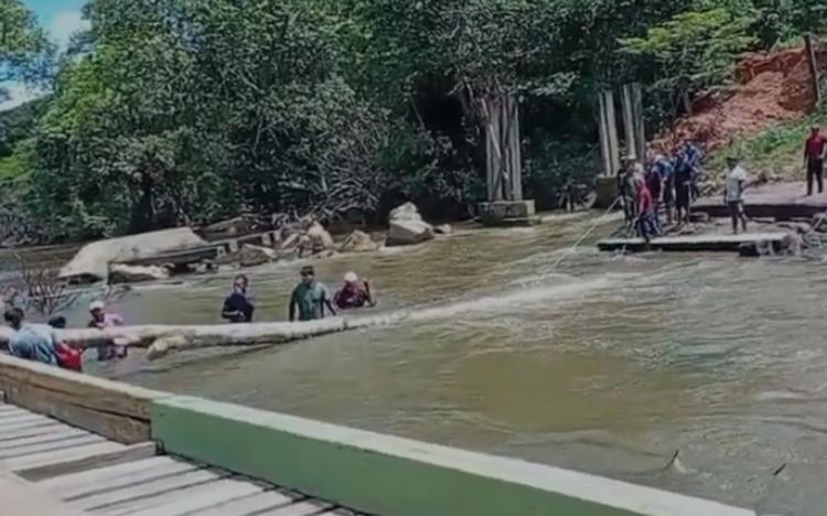 Moradores indígenas improvisam ponte que dá acesso a sete comunidades em Roraima