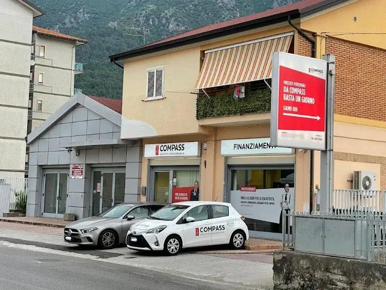 Colpo esplosivo a Sala Consilina: assalto notturno alla Compass, è caccia alla banda