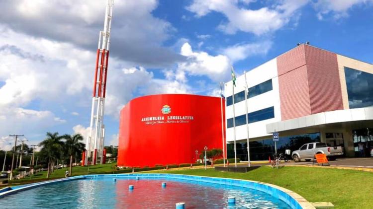 Deputados barram proposta que facilitava porte de armas para mulheres com medida protetiva em MT