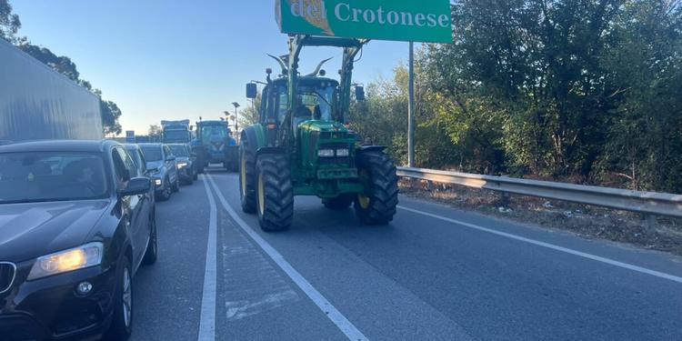 Carburanti, proseguono in Calabria i presidi degli agricoltori