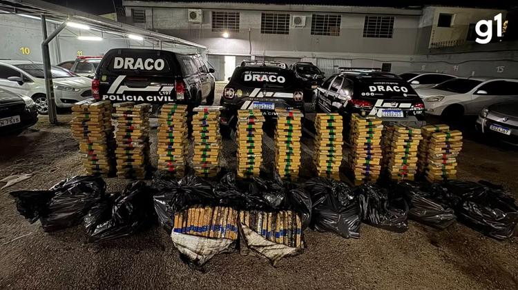 Quase uma tonelada de maconha é encontrada enterrada dentro de tonéis no RS