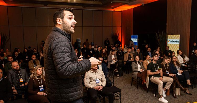 Uma viagem no tempo no Ubots Summit 2026: 10 anos de evolução, IA e o futuro do relacionamento no cooperativismo