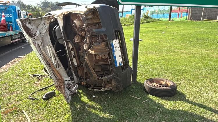 Motorista é socorrido em estado grave após bater contra muro de rodovia e capotar veículo em Piracicaba